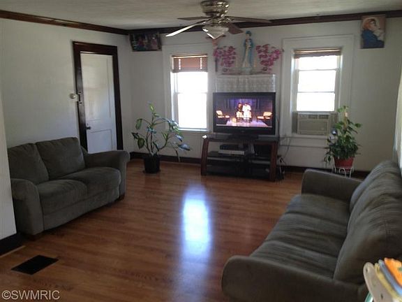 4th image of 872 Crosby St NW