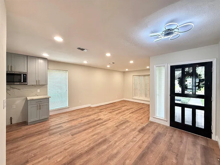8911 Hendon Ln — Photo 3