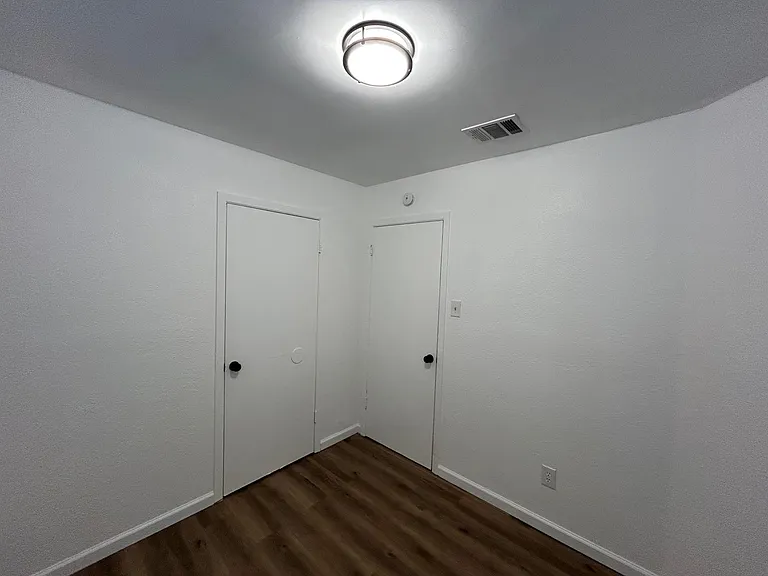 1118 Brookswood Ave E #B — Photo 7