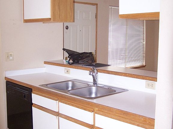 4th image of 410 SE McKinley Ave #412