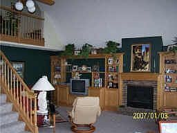 Living room w/gas fireplace