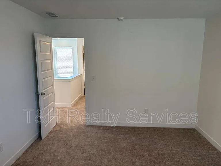 542 Jefferson St — Photo 12