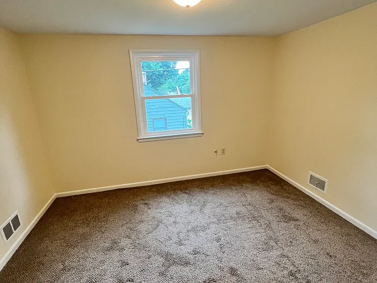 123 E Riverside St — Photo 8