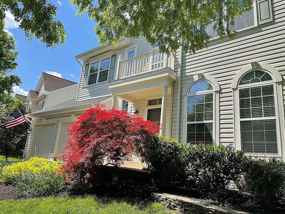 2nd image of 107 Courier Ct NE