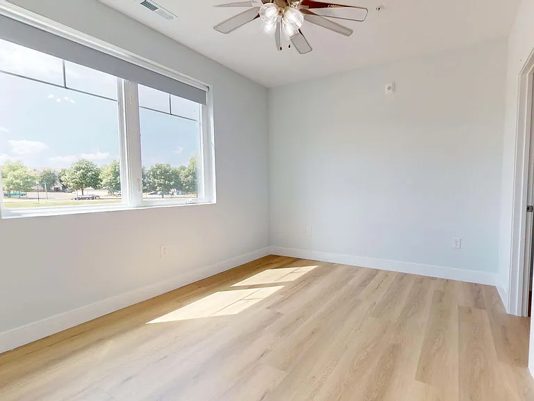 2414 N Neil St — Photo 10