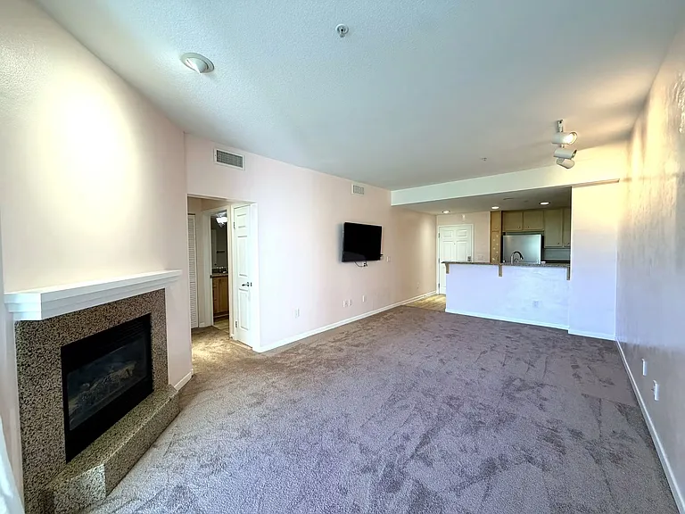 160 S Hudson Ave #215 — Photo 4
