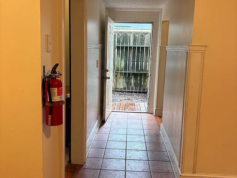 415 W 4th St — Photo 22