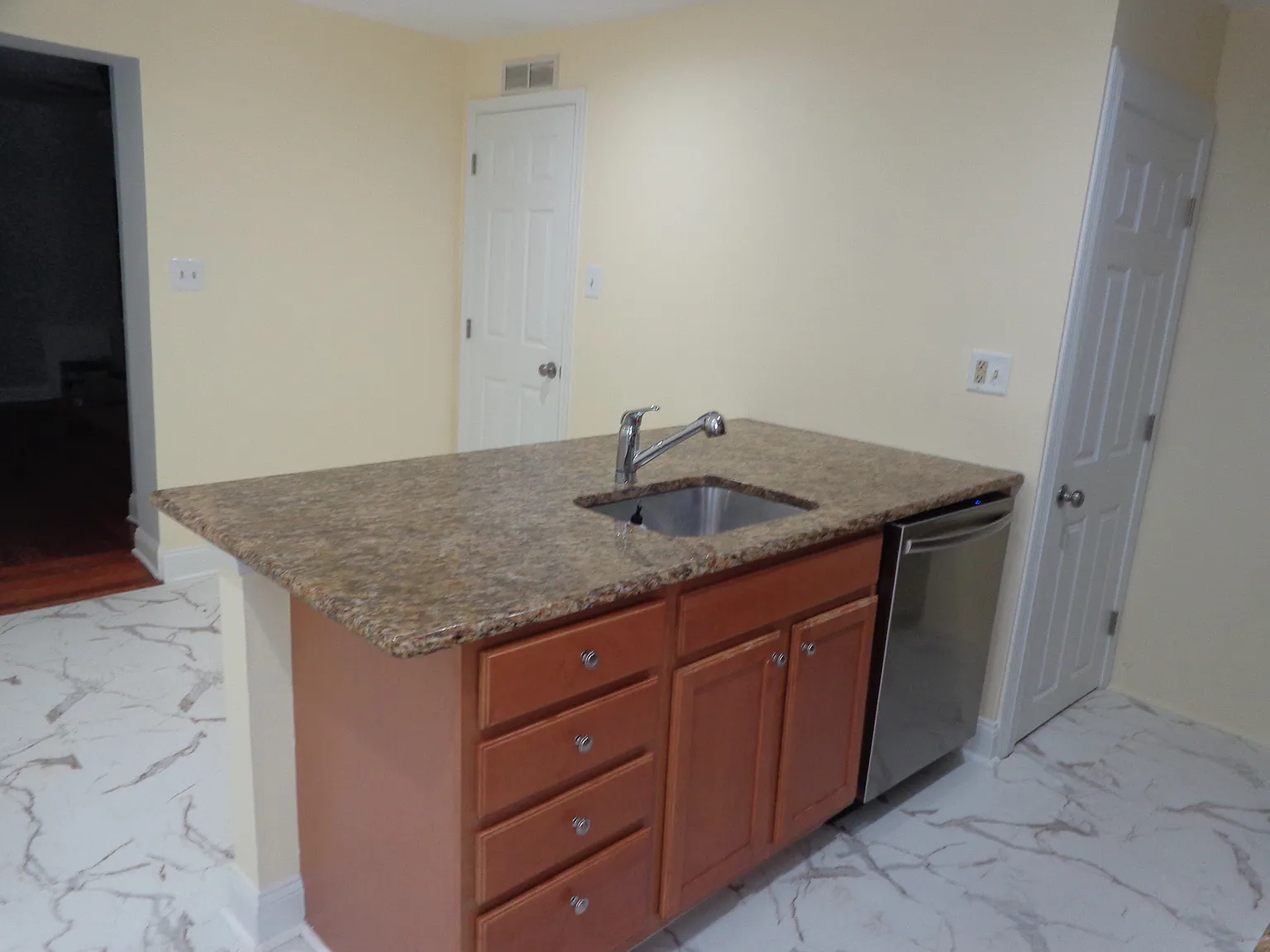 5 bed, 2.5 bath, 2160 sqft, $3,750 — Photo 3
