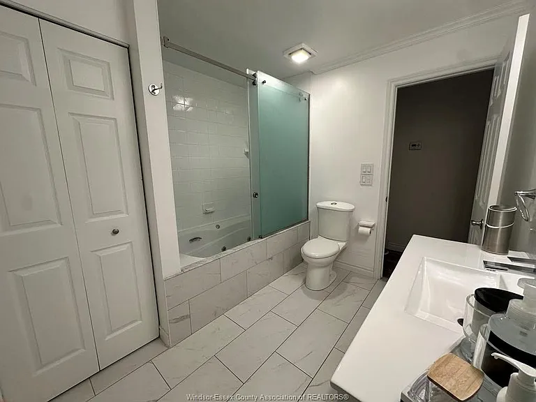 7929 Hawthorne Dr — Photo 32
