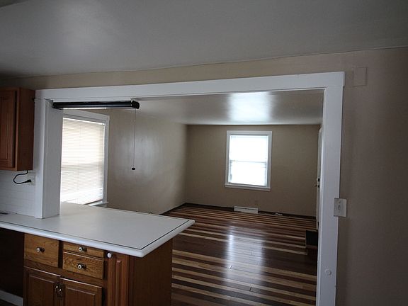 5th image of 205 Mayville Ave