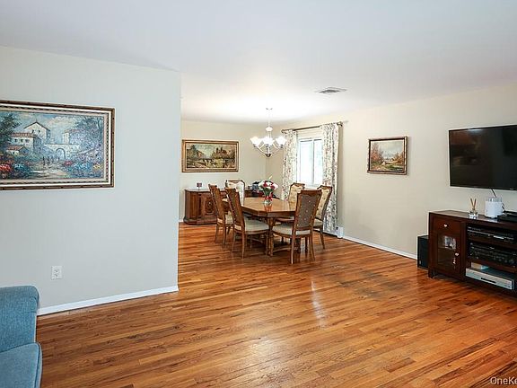 5th image of 555 N Windsor Avenue