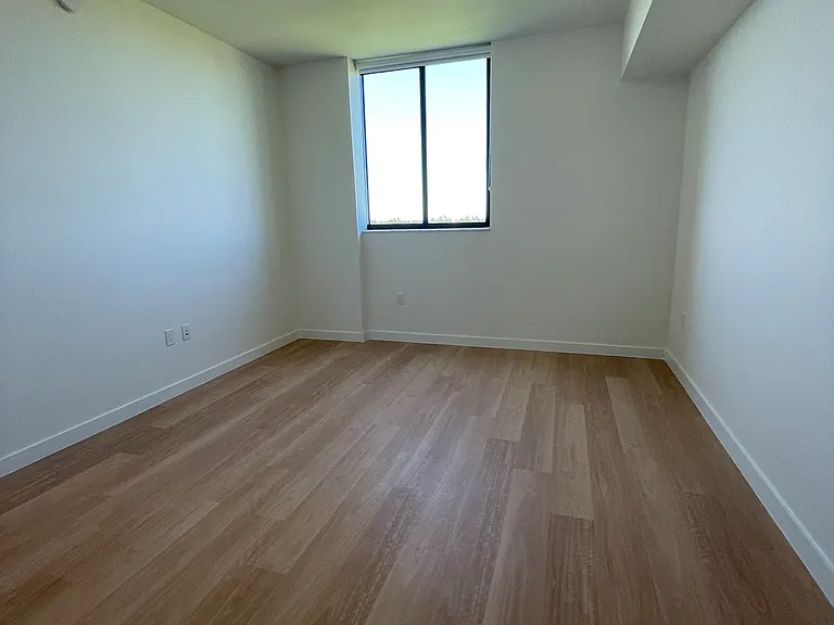 10823 Biscayne Blvd — Photo 3