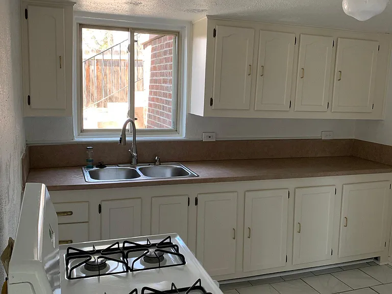 2526 N Oak St — Photo 8