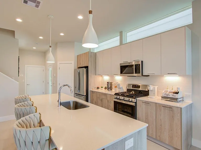 5215 Noble St #B — Photo 4