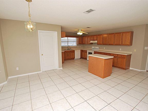 3rd image of 1015 Glades Ln