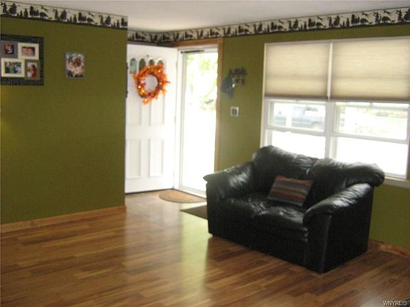 5th image of 22 Mayberry Dr W