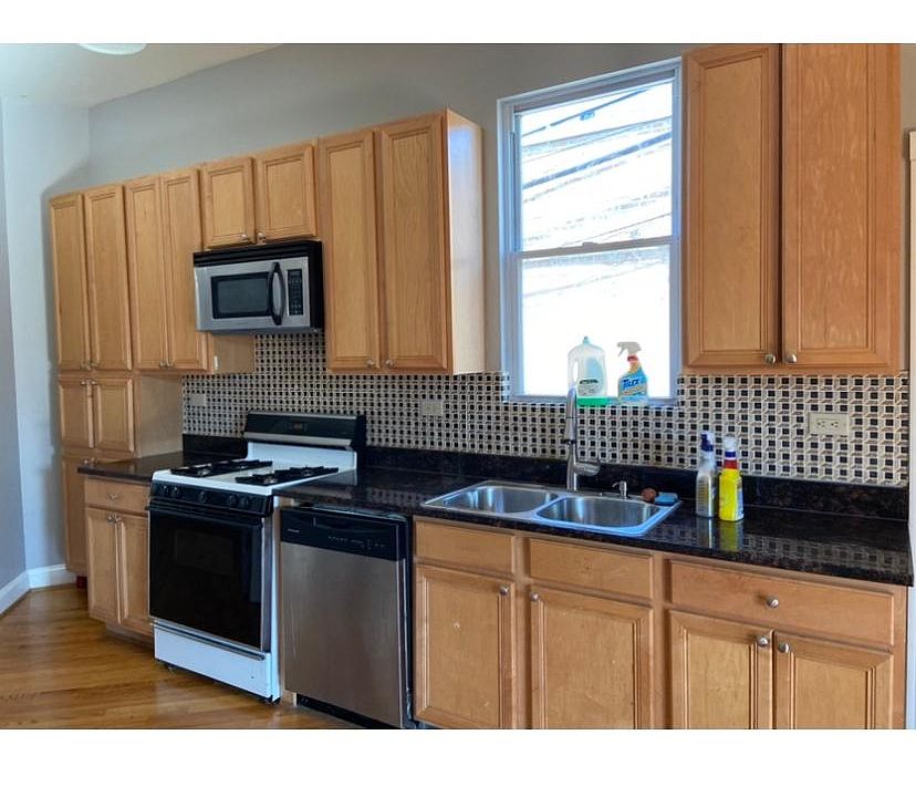 1st image of 2426 W Diversey Ave