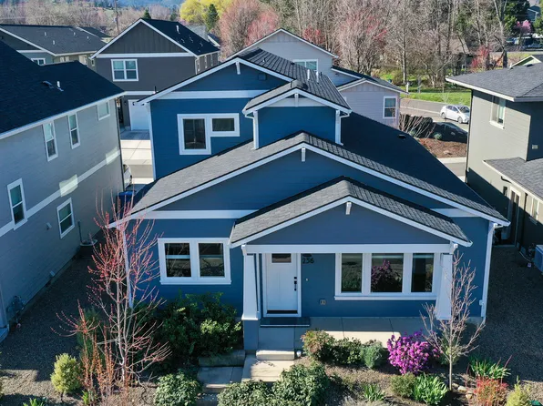 256 Rockfellow Pl, Talent, OR 97540