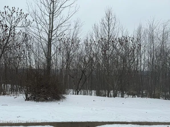 3 Kipling Dr, Moosic, PA 18507