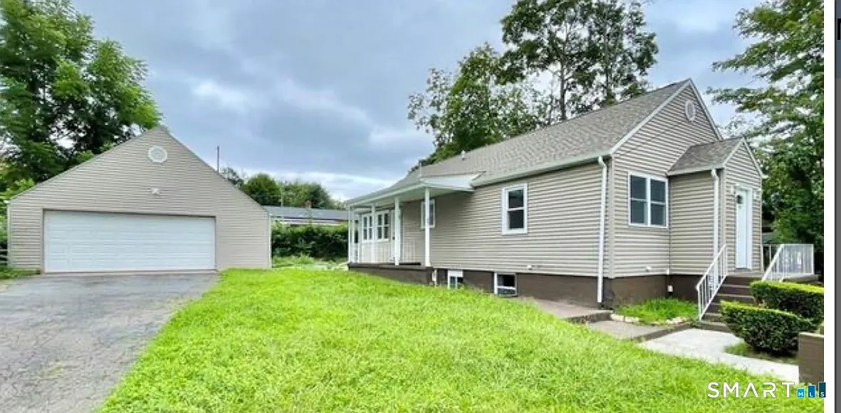 2 bed, 1.0 bath, 1932 sqft, $2,000 — Photo 1