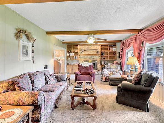 3rd image of 2501 Meadowlark Ln