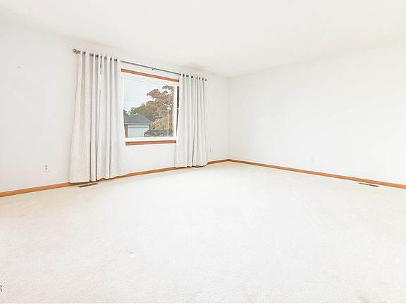 4th image of 512 Newford Dr