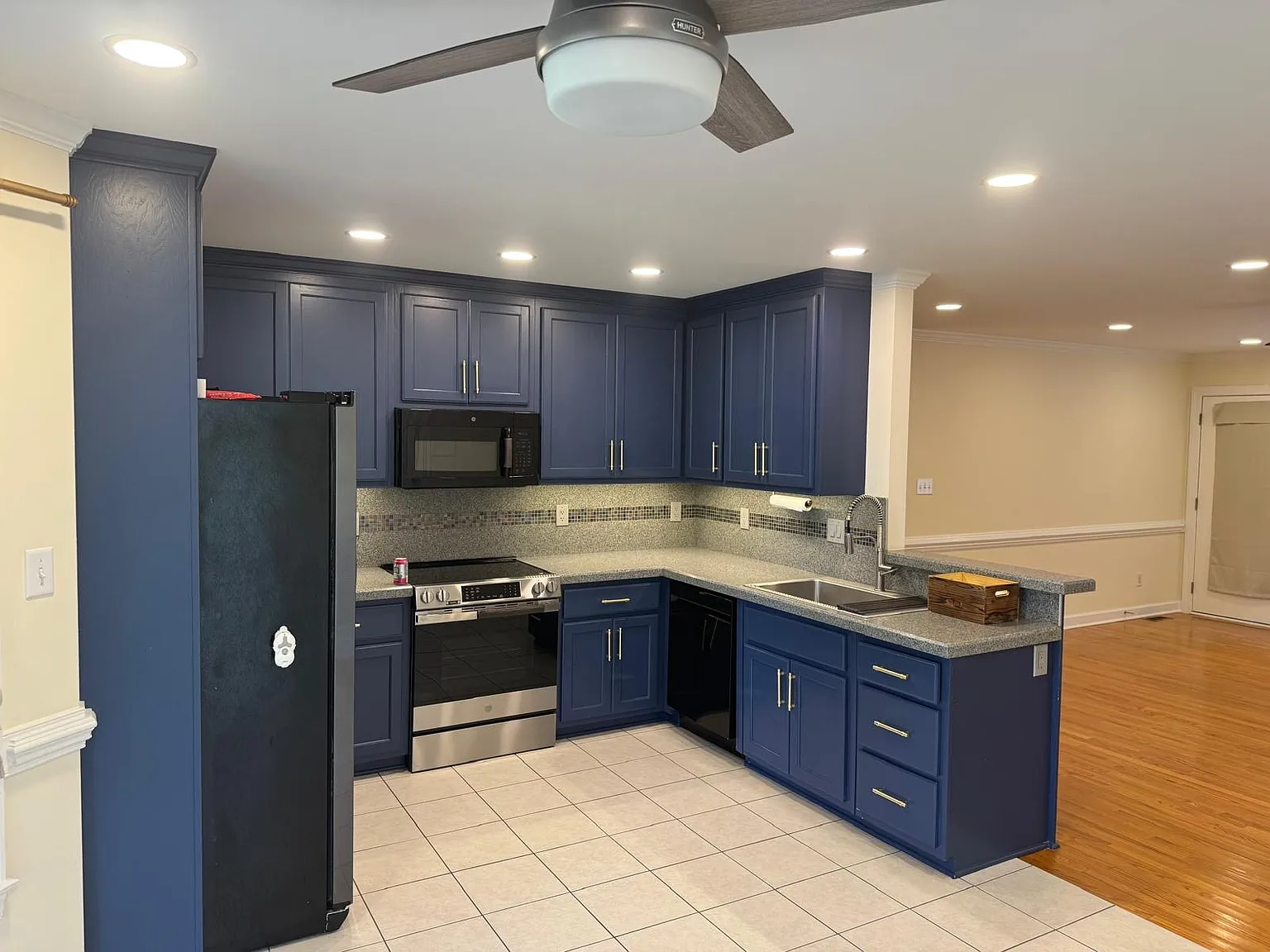 3 bed, 1964 sqft, $2,100 — Photo 2