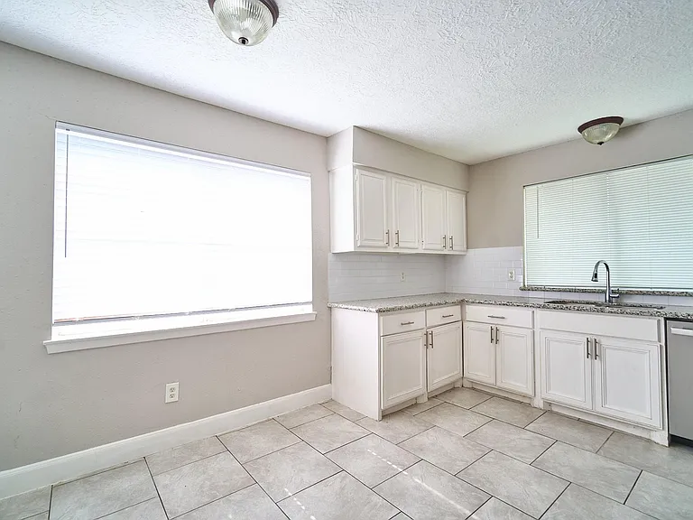 923 Kenforest Dr — Photo 15