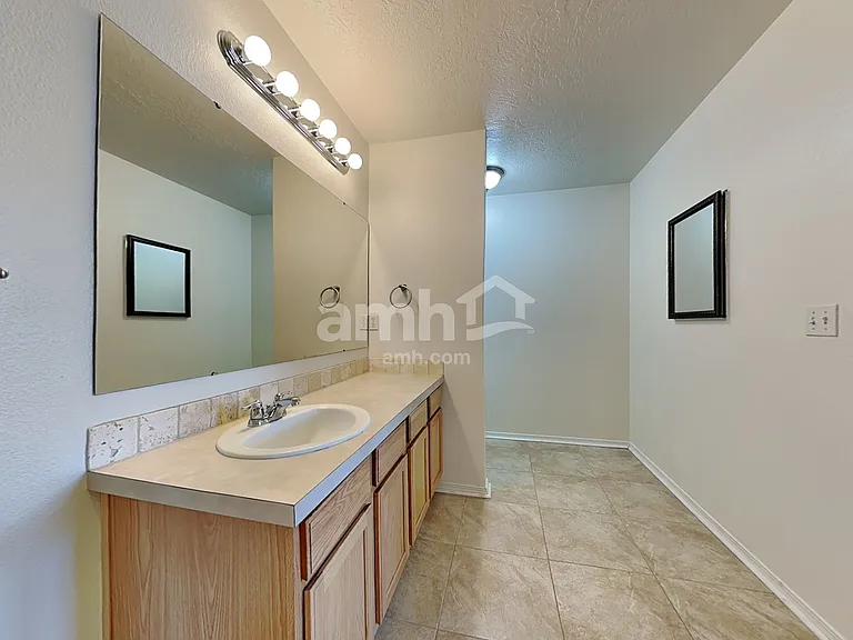 895 E Folgado Ct — Photo 17