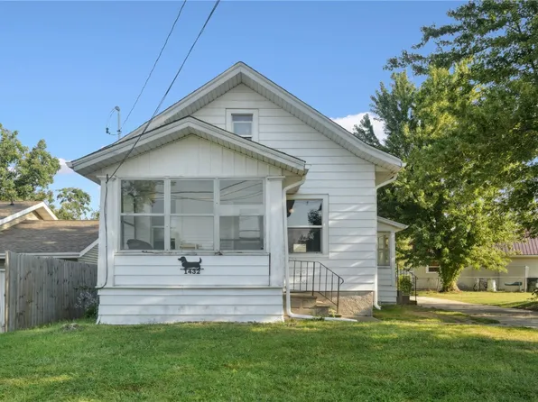 1432 34th St NE, Cedar Rapids, IA 52402