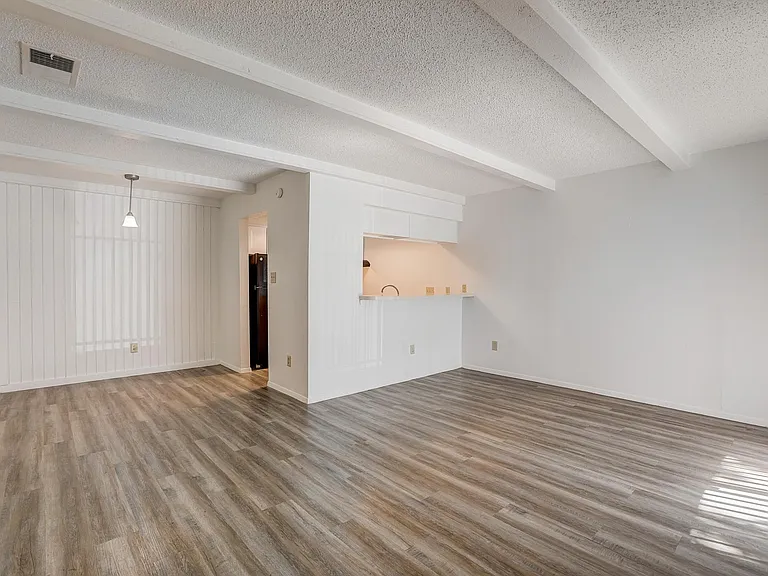 The Oaks Apartments — Photo 27