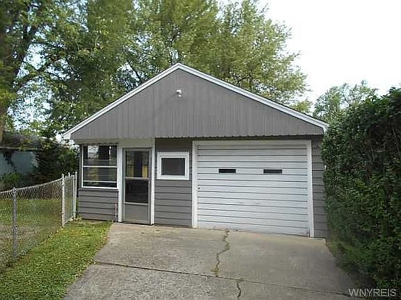 Detached garage w/sun porch