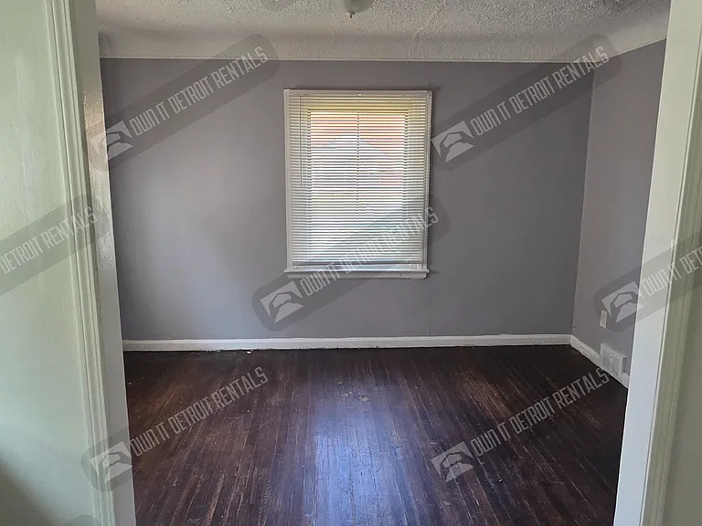 18627 Curtis St — Photo 7