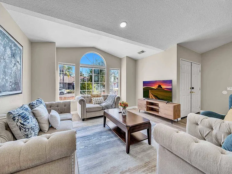 688 Black Oak Cir — Photo 2