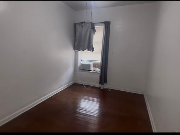 3rd image of 3950 N Fremont St #3