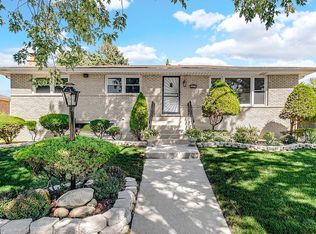 10555 S Tod Dr, Palos Hills, IL 60465