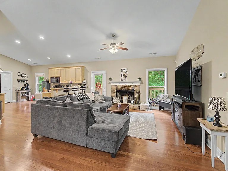 215 Oakridge Dr — Photo 10