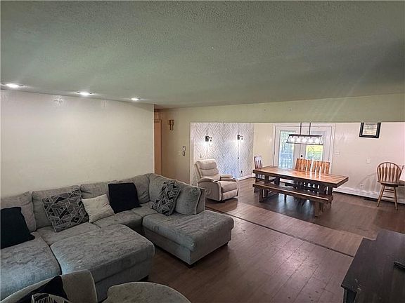 4th image of 802 E 4th Ave