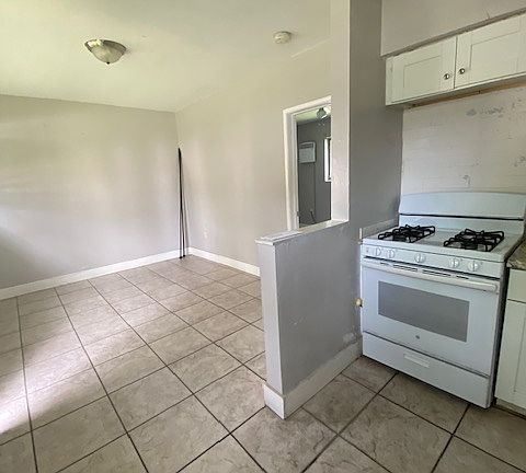 2nd image of 501 SW 4th Ave APT 2
