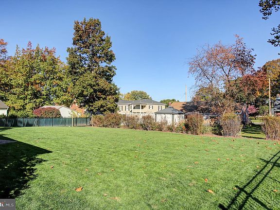 5th image of 725 Floral Ave