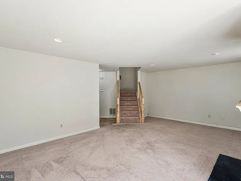 7059 Kings Manor Dr — Photo 24