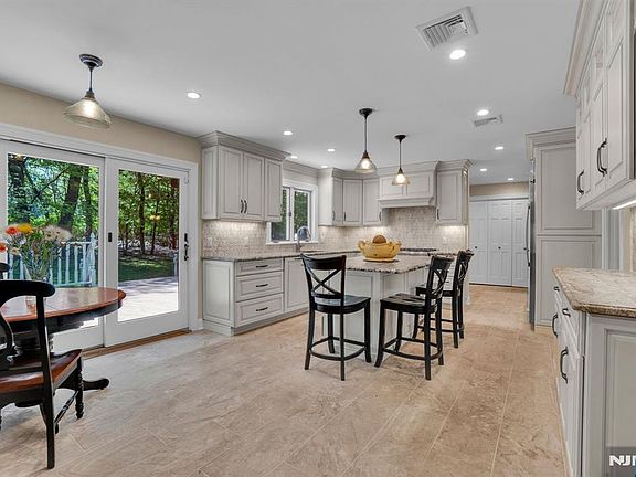 4th image of 309 Windham Ct