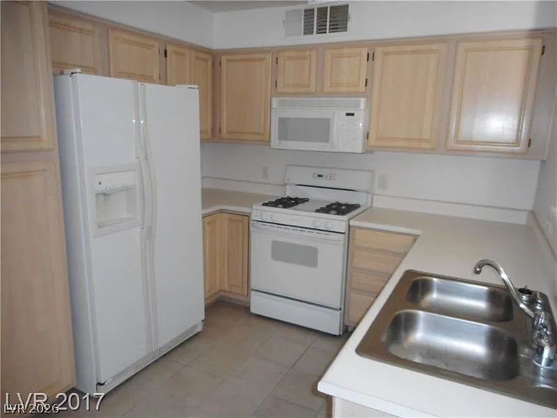 2 bed, 2.0 bath, 1029 sqft, $1,300 — Photo 4