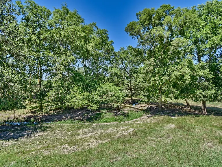8616 FM 2502 — Photo 14
