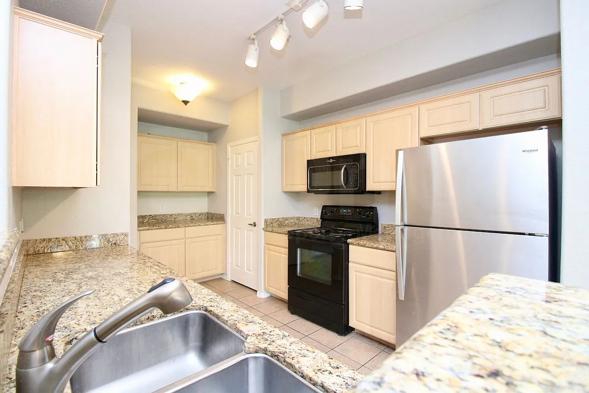 2 bed, 2.0 bath, 1082 sqft, $1,795 — Photo 2