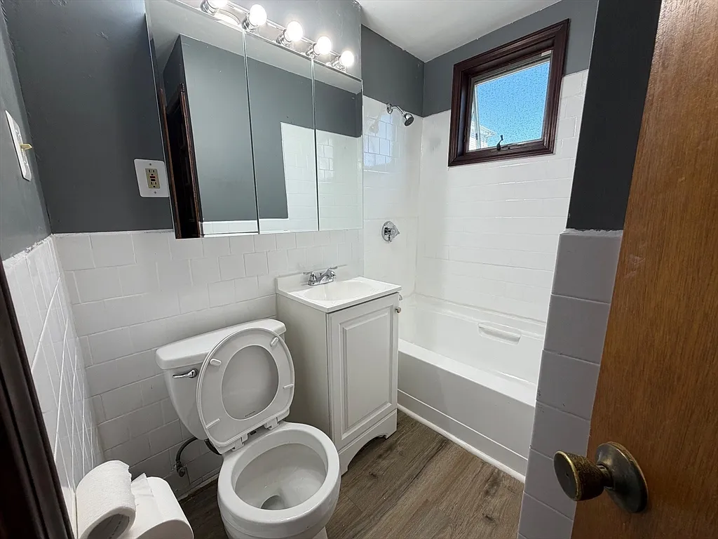 2 bed, 1.0 bath, 700 sqft, $1,800 — Photo 3