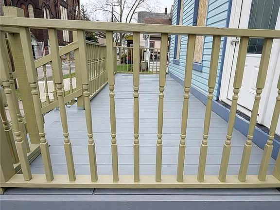 4th image of 372 Watson St