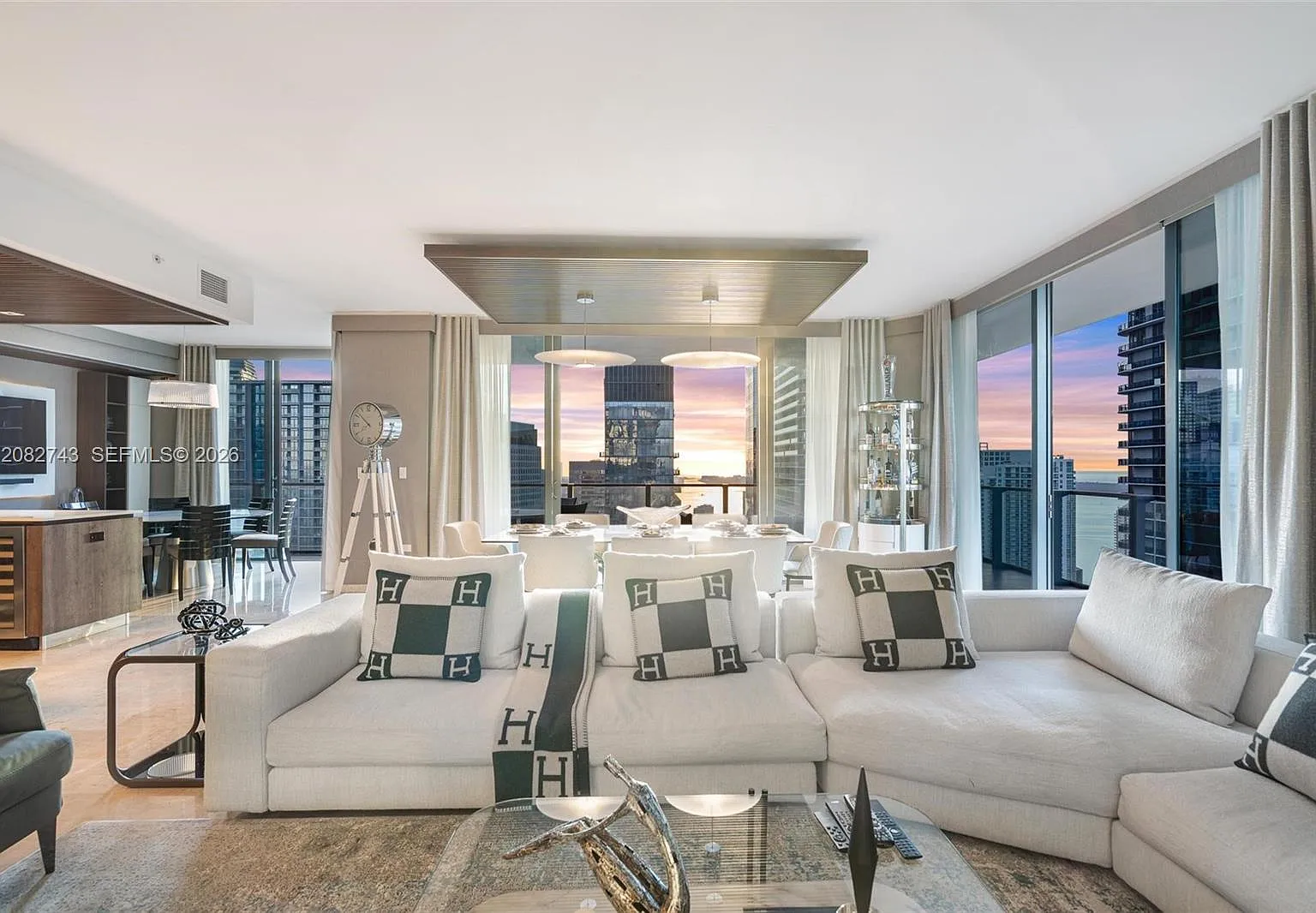 Rise Condo — Photo 1