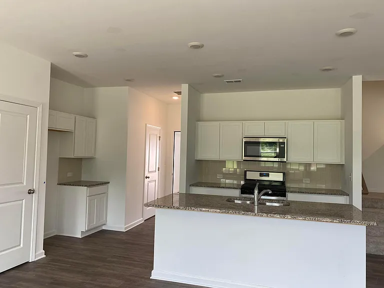 5930 Lyon St — Photo 7