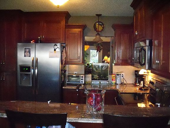 3rd image of 114 Charles Towne Dr